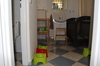 Sanitárna miestnosť s prebaľovacím pultom, postieľkou pre náhlu izoláciu chorého dieťatka ( izolačnú miestnosť si vyžaduje zákon)
